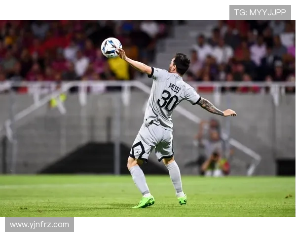 巴黎圣日耳曼迎战马赛，法甲经典对决再度上演球迷热血沸腾